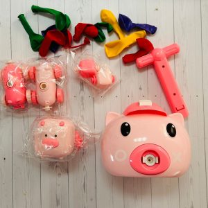 Cerdito lanza globos