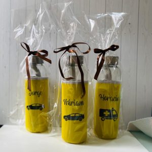 Botella de vidrio con funda de colores personalizada